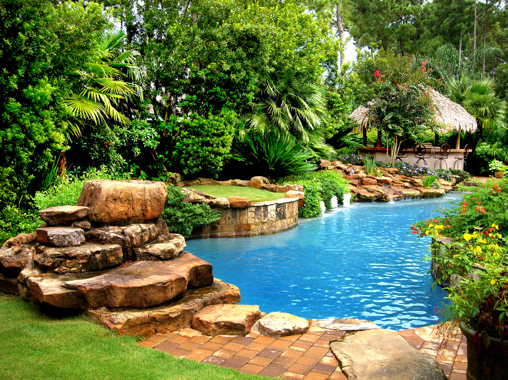 На фото: большой бассейн произвольной формы на заднем дворе в классическом стиле с мощением клинкерной брусчаткой с
