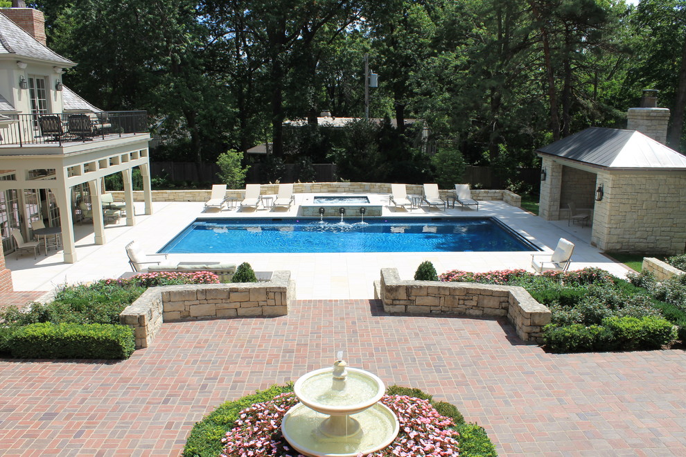Foto di una piscina classica rettangolare di medie dimensioni e dietro casa con una dépendance a bordo piscina e pedane