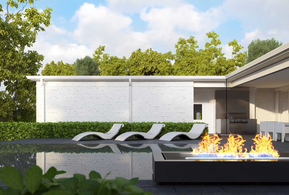 Kleiner Moderner Infinity-Pool hinter dem Haus in rechteckiger Form mit Natursteinplatten in Kansas City