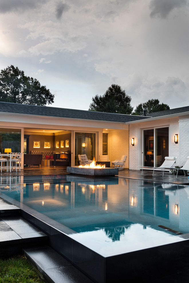 Mittelgroßer Klassischer Infinity-Pool hinter dem Haus in rechteckiger Form mit Natursteinplatten in Kansas City