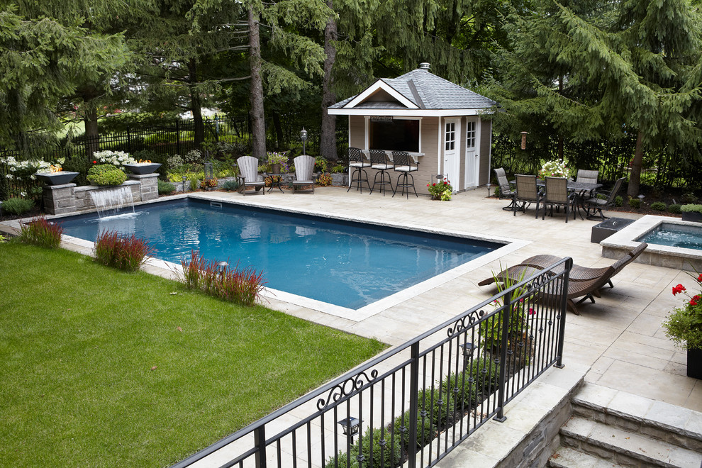 Foto di una piscina monocorsia contemporanea rettangolare di medie dimensioni e dietro casa con fontane e pavimentazioni in cemento