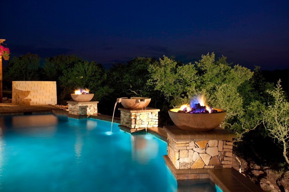 Идея дизайна: прямоугольный бассейн-инфинити среднего размера на заднем дворе в стиле модернизм с фонтаном и покрытием из каменной брусчатки