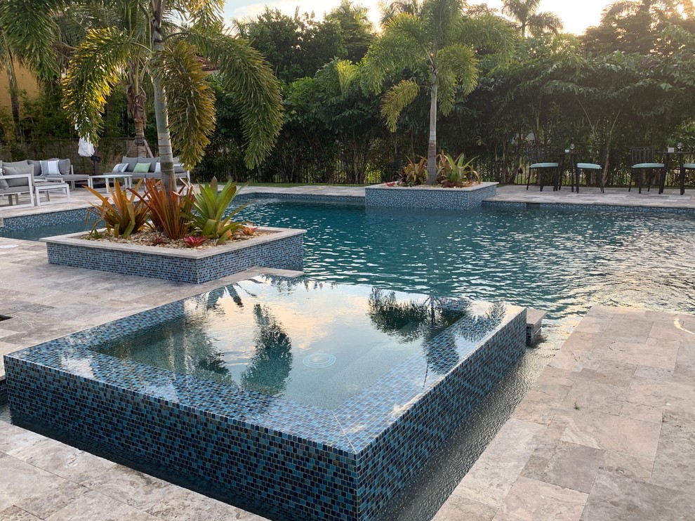 Foto de piscina grande en patio trasero
