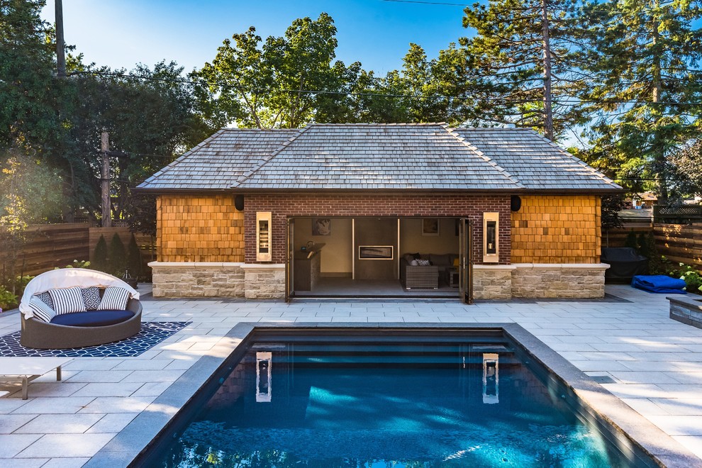Источник вдохновения для домашнего уюта: большой прямоугольный бассейн на заднем дворе в классическом стиле