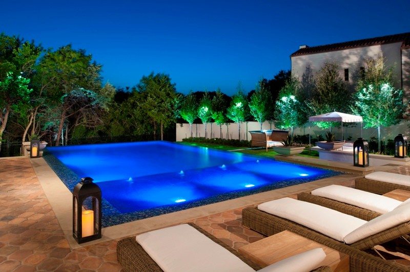 Источник вдохновения для домашнего уюта: огромный прямоугольный бассейн-инфинити на заднем дворе в средиземноморском стиле с джакузи