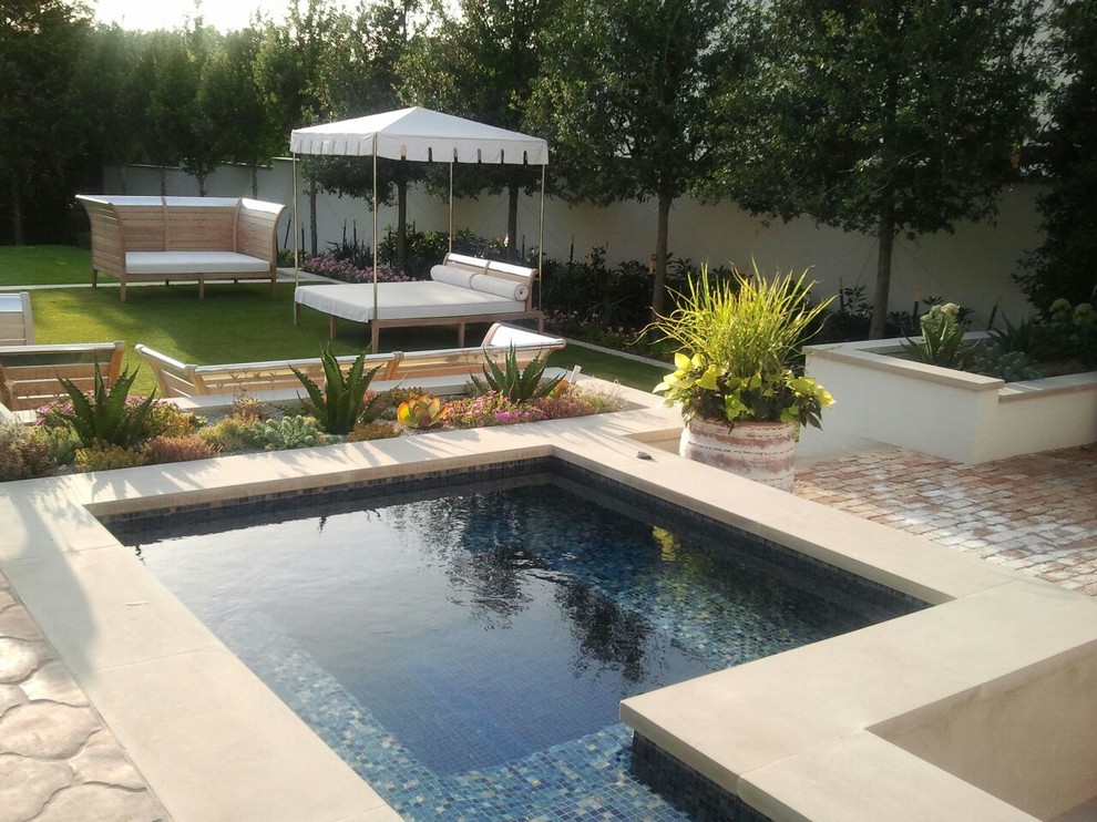 Diseño de piscinas y jacuzzis infinitos mediterráneos extra grandes a medida en patio trasero con adoquines de ladrillo