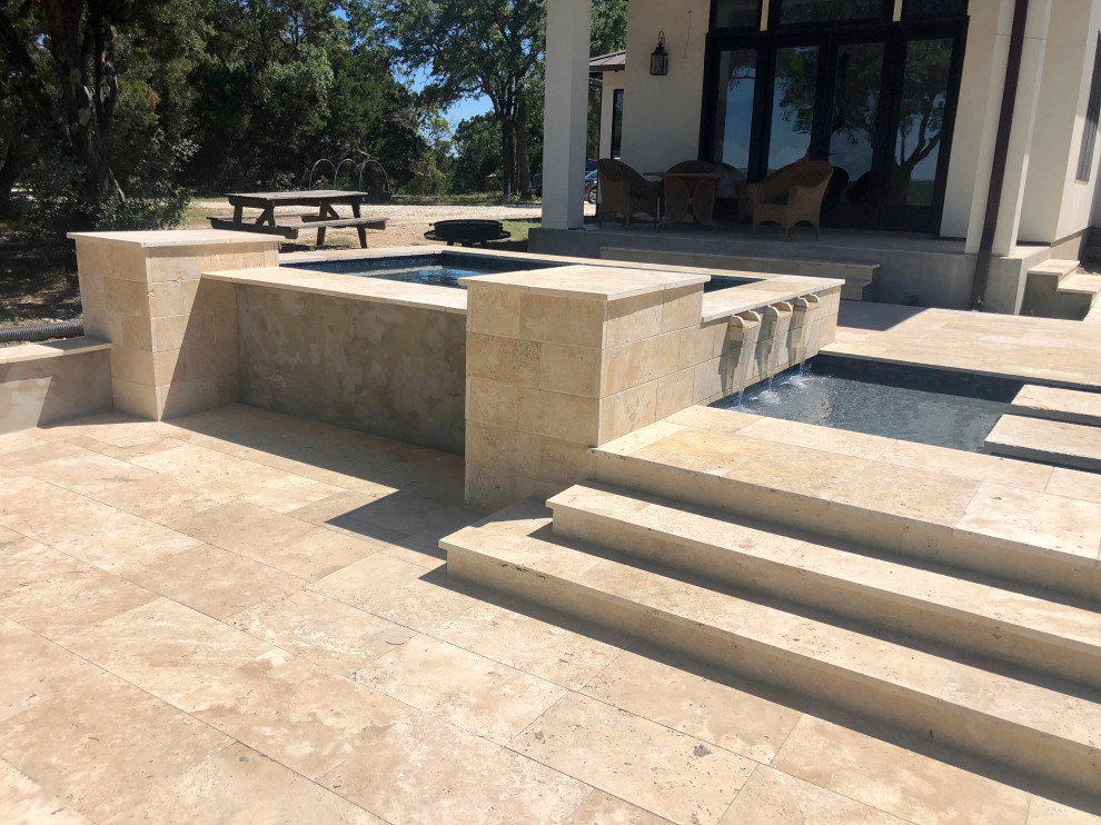 Inspiration pour une très grande piscine à débordement et arrière minimaliste rectangle avec un bain bouillonnant et une terrasse en bois.