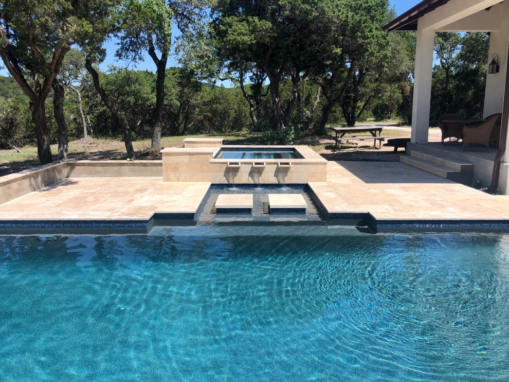 Источник вдохновения для домашнего уюта: огромный прямоугольный бассейн-инфинити на заднем дворе в стиле модернизм с джакузи и настилом