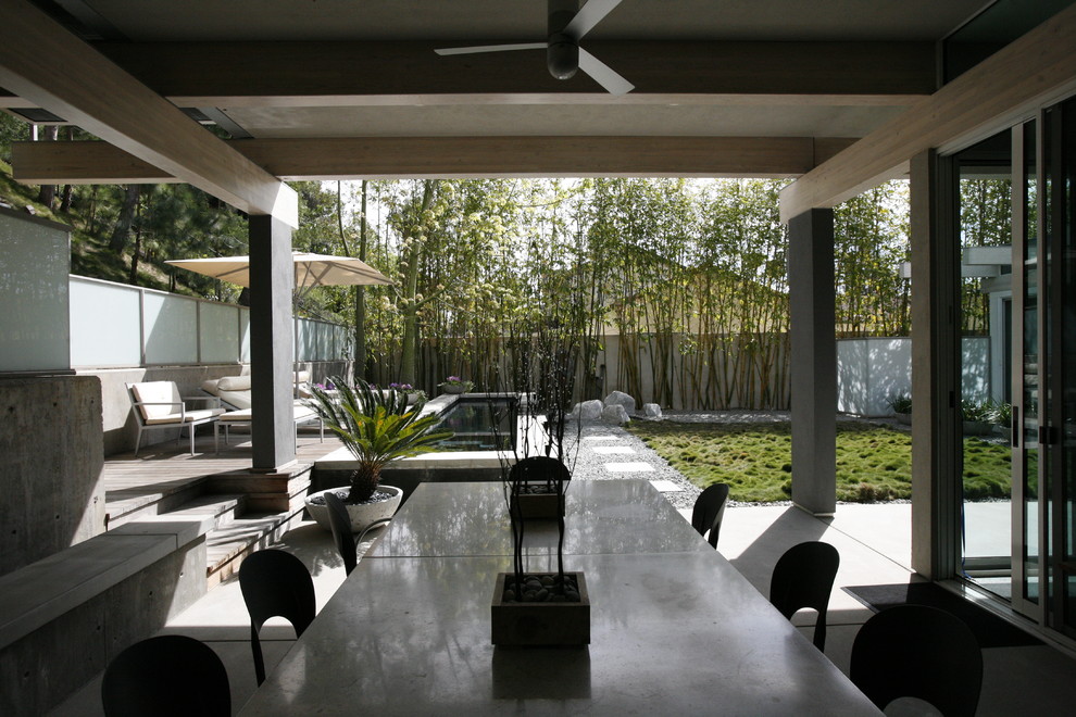 На фото: спортивный, прямоугольный бассейн среднего размера на заднем дворе в современном стиле с покрытием из гравия