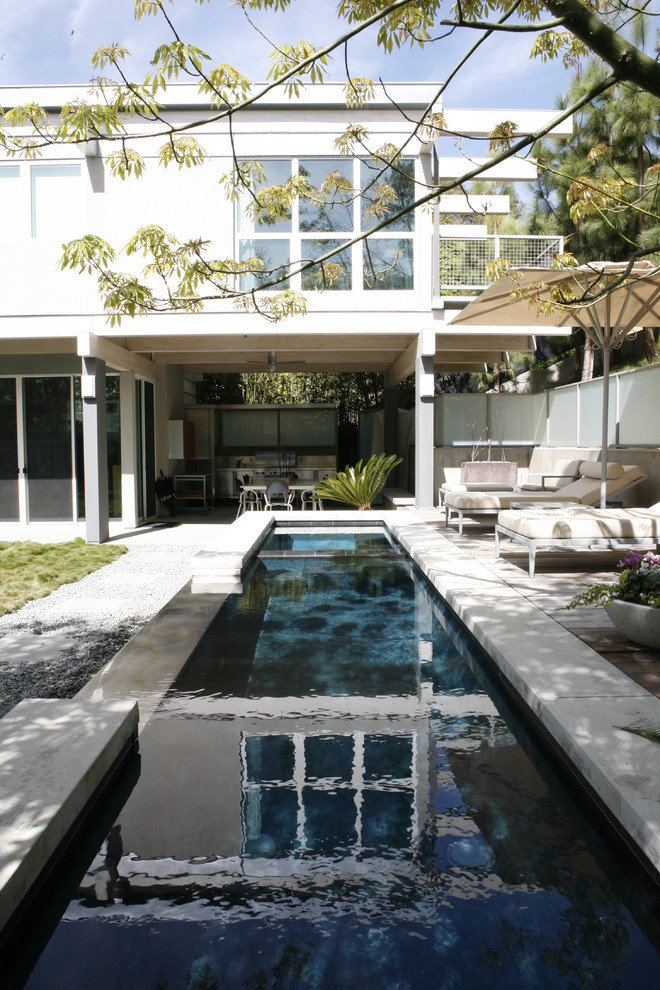 Idee per una piscina monocorsia minimal rettangolare di medie dimensioni e dietro casa con ghiaia