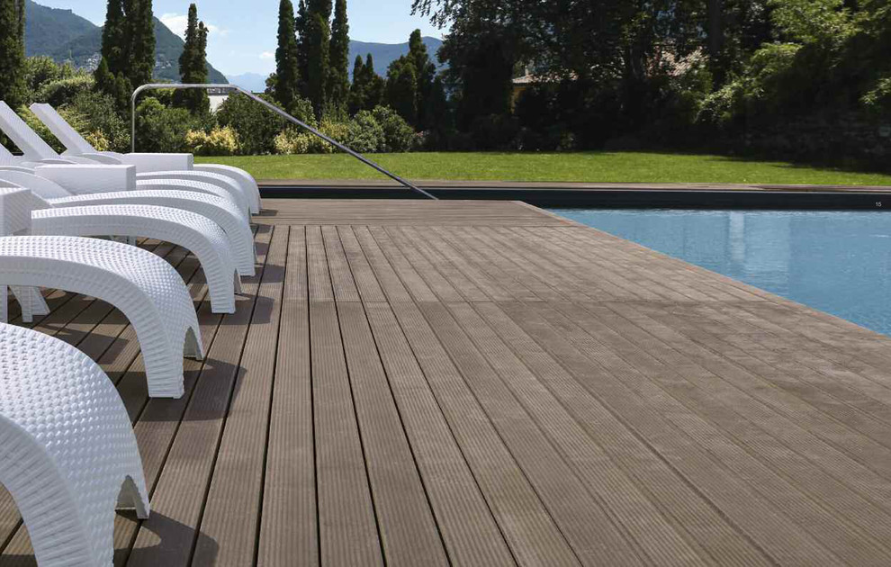 Inspiration pour une grande piscine hors-sol et arrière minimaliste en L avec une terrasse en bois.