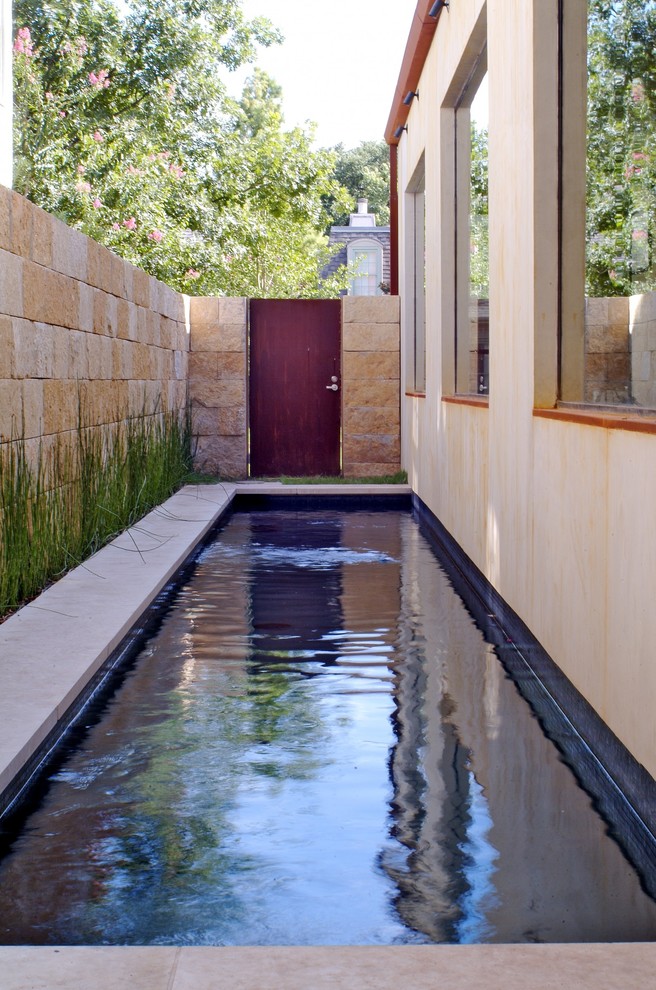 На фото: маленький спортивный, прямоугольный бассейн на боковом дворе в стиле неоклассика (современная классика) с покрытием из бетонных плит для на участке и в саду