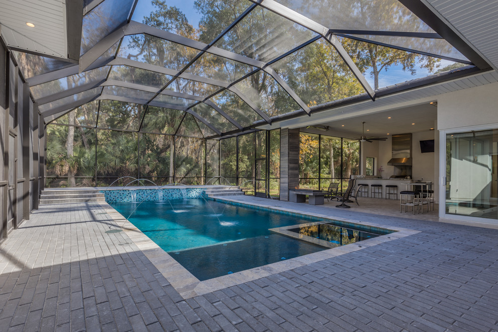 Moderner Pool in rechteckiger Form mit Wasserspiel und Betonboden in Jacksonville