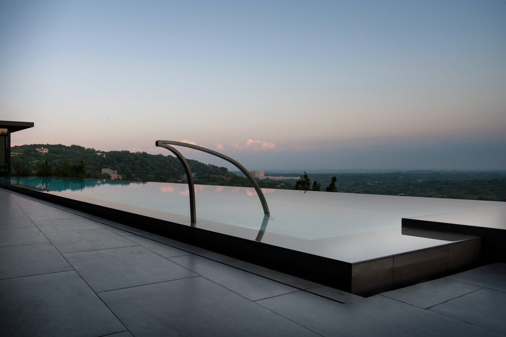 Oberirdischer, Großer Moderner Pool hinter dem Haus in rechteckiger Form mit Wasserspiel in Austin