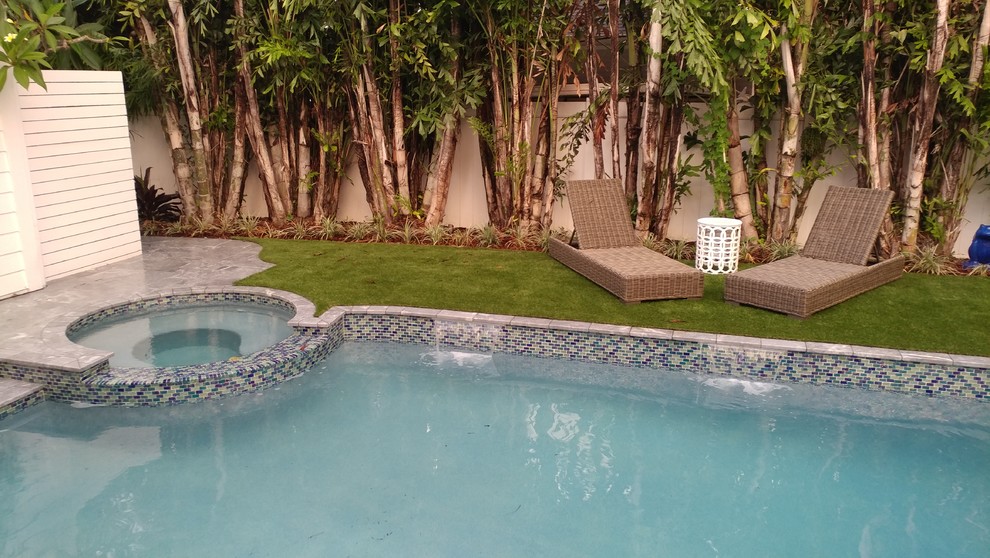 Ispirazione per una piccola piscina naturale moderna rettangolare dietro casa con una dépendance a bordo piscina e pavimentazioni in pietra naturale