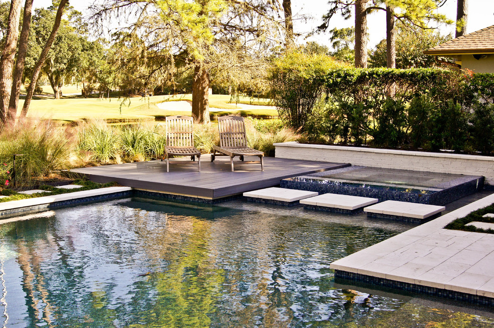 Idee per una piscina naturale minimalista personalizzata di medie dimensioni e dietro casa con una vasca idromassaggio e piastrelle