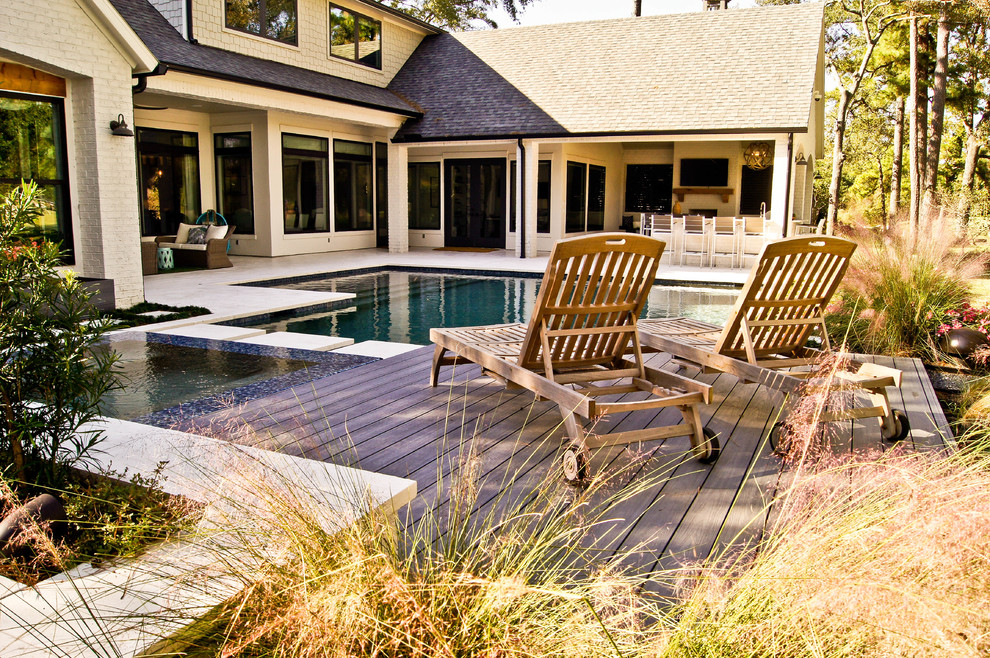 Diseño de piscinas y jacuzzis naturales minimalistas de tamaño medio a medida en patio trasero con entablado