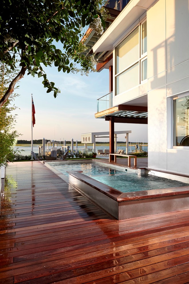 Diseño de piscinas y jacuzzis naturales marineros de tamaño medio rectangulares en patio lateral con entablado