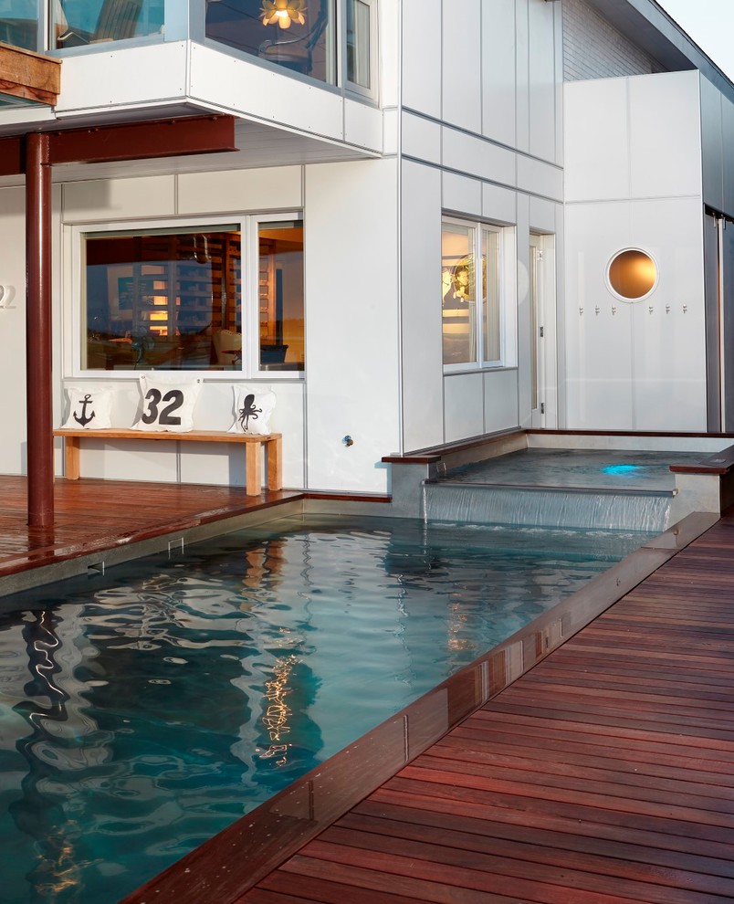 Свежая идея для дизайна: наземный, прямоугольный бассейн среднего размера на боковом дворе в стиле модернизм с джакузи и настилом - отличное фото интерьера