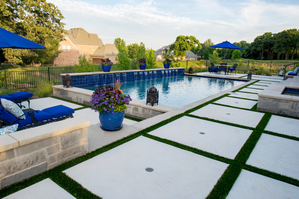 Réalisation d'une piscine arrière minimaliste de taille moyenne et rectangle avec un point d'eau et des pavés en pierre naturelle.
