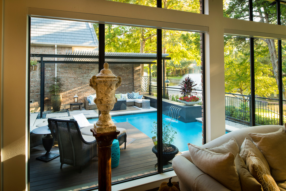 Kleiner Moderner Pool hinter dem Haus in L-Form mit Natursteinplatten in Dallas