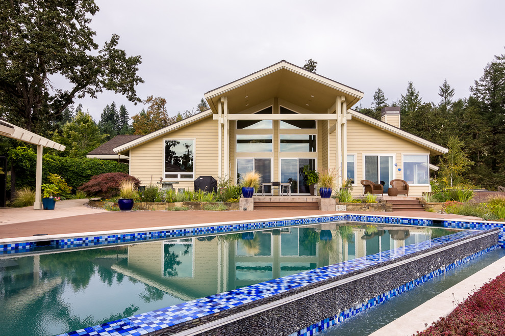 Großer Moderner Infinity-Pool hinter dem Haus in rechteckiger Form mit Betonplatten und Pool-Gartenbau in Portland