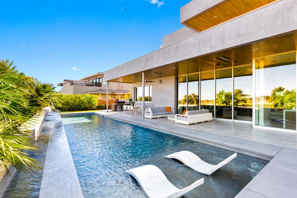 Großer Moderner Pool hinter dem Haus in rechteckiger Form mit Stempelbeton in Las Vegas