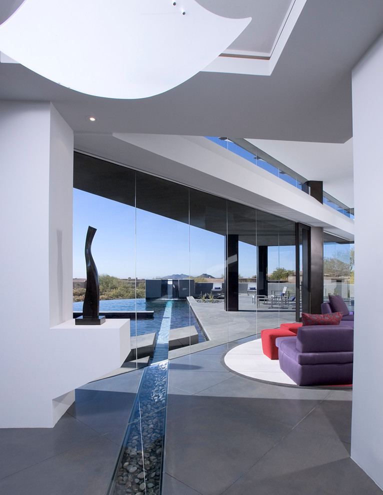 Großer Moderner Infinity-Pool hinter dem Haus in individueller Form mit Betonplatten in Phoenix