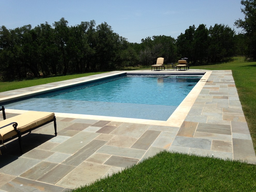 Imagen de piscinas y jacuzzis alargados modernos de tamaño medio rectangulares en patio trasero con adoquines de piedra natural