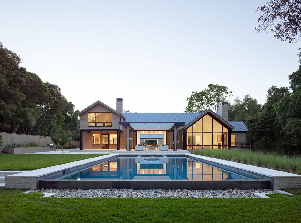 Diseño de piscina alargada minimalista rectangular en patio trasero