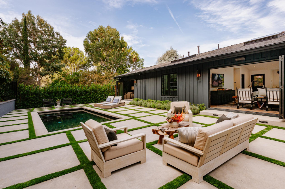 Источник вдохновения для домашнего уюта: естественный, прямоугольный бассейн на заднем дворе в стиле кантри с мощением тротуарной плиткой