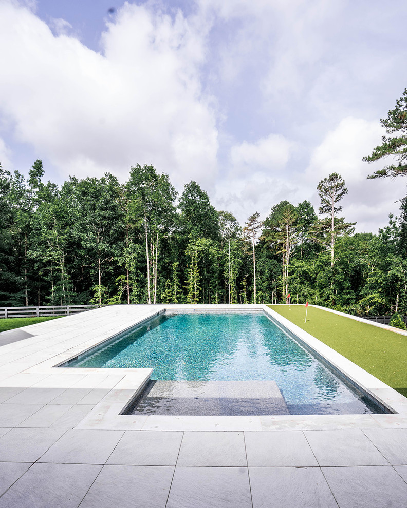 Foto di una grande piscina naturale country rettangolare dietro casa con piastrelle