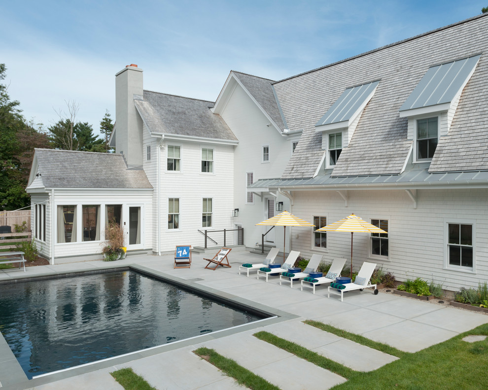 Großer Landhausstil Pool hinter dem Haus in rechteckiger Form mit Betonplatten in New York