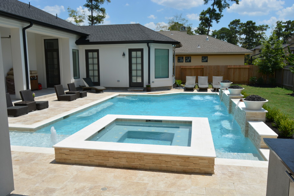 Идея дизайна: большой спортивный, прямоугольный бассейн на заднем дворе в стиле модернизм с фонтаном и покрытием из каменной брусчатки