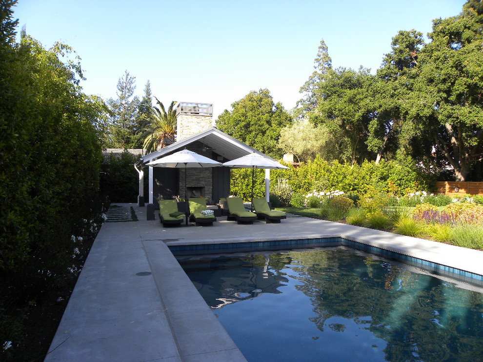 Foto de piscina contemporánea rectangular con losas de hormigón