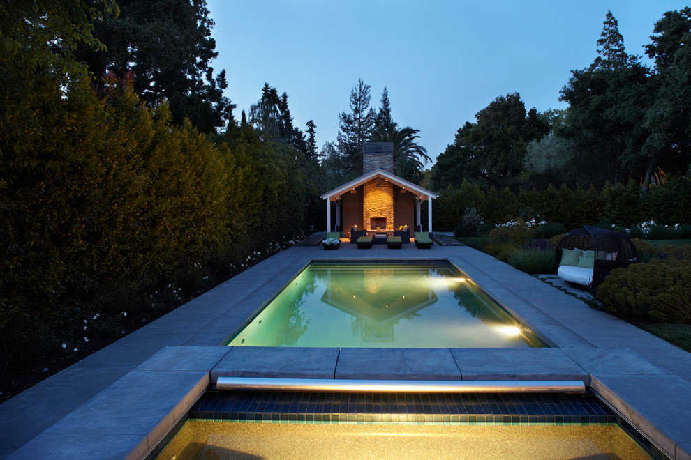 Imagen de piscina contemporánea rectangular con losas de hormigón