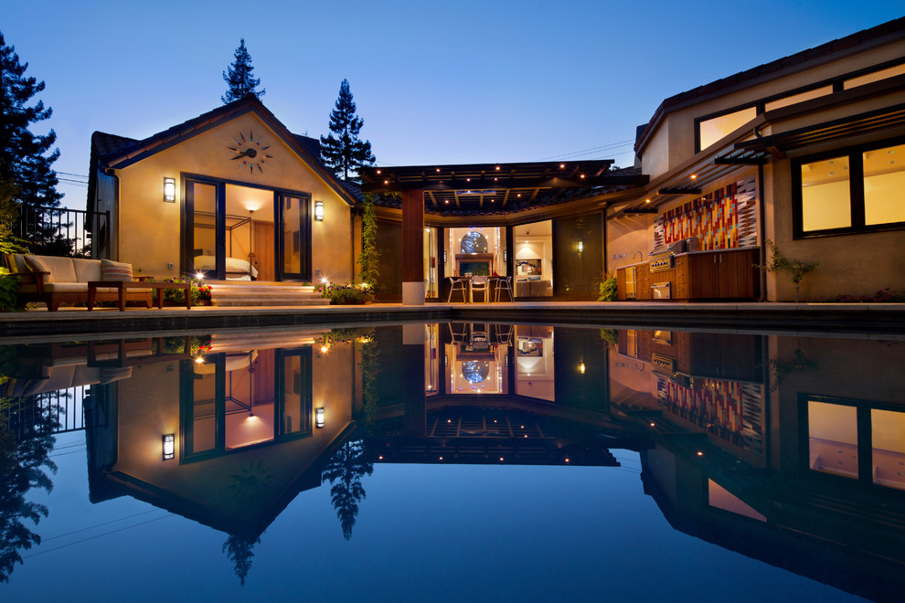 Стильный дизайн: большой бассейн произвольной формы на заднем дворе в средиземноморском стиле - последний тренд