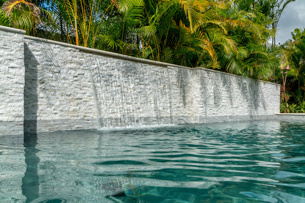 Свежая идея для дизайна: прямоугольный бассейн среднего размера на заднем дворе в морском стиле с фонтаном - отличное фото интерьера