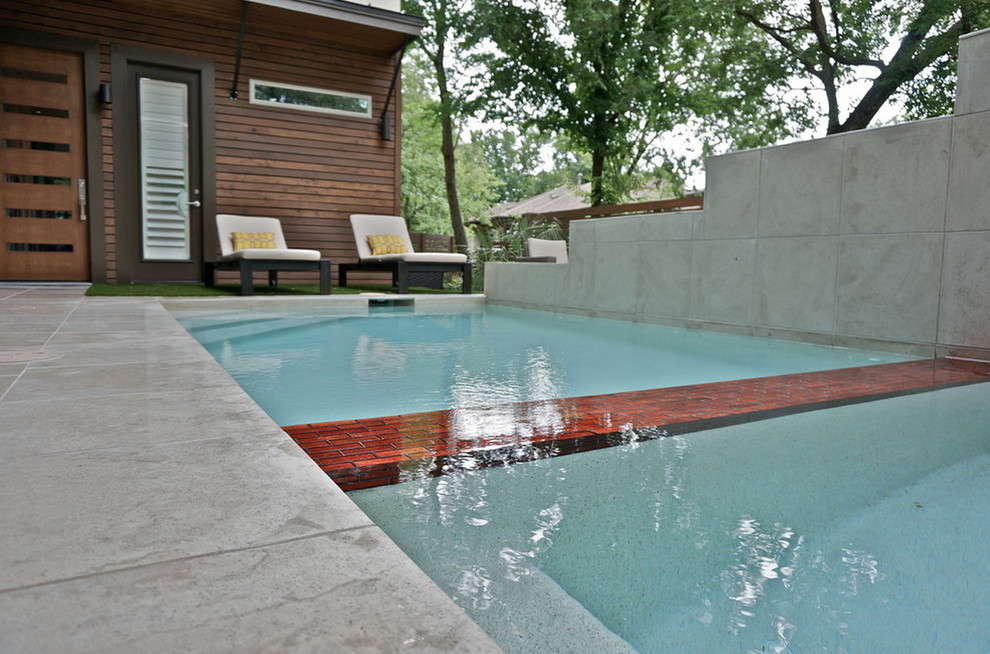 Modelo de piscina minimalista pequeña en patio lateral