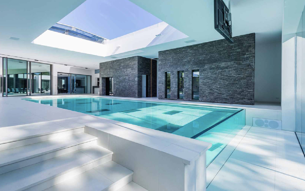 Cette image montre une grande piscine intérieure minimaliste rectangle.