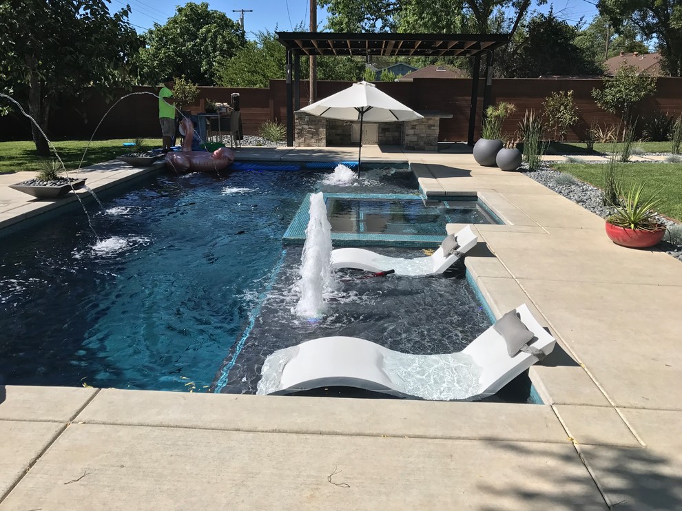 Photo of a modern swimming pool in Sacramento.