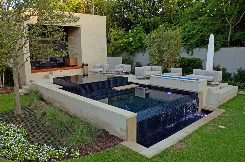 На фото: маленький прямоугольный бассейн-инфинити на заднем дворе в стиле модернизм с фонтаном и покрытием из плитки для на участке и в саду с