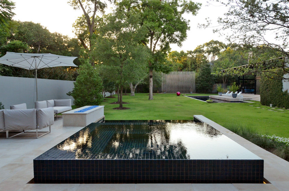 Источник вдохновения для домашнего уюта: маленький бассейн-инфинити произвольной формы на заднем дворе в стиле модернизм с фонтаном и покрытием из плитки для на участке и в саду