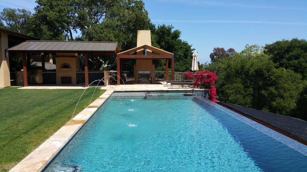 Diseño de casa de la piscina y piscina infinita minimalista grande rectangular en patio trasero con suelo de baldosas