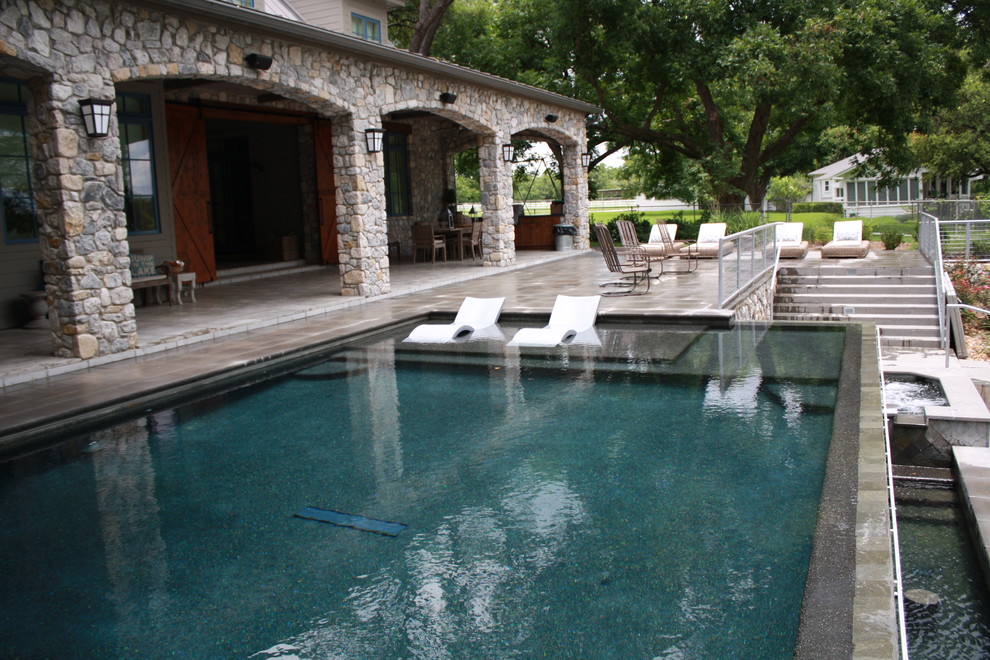 Ispirazione per una piscina a sfioro infinito minimalista rettangolare di medie dimensioni e dietro casa con una vasca idromassaggio e piastrelle