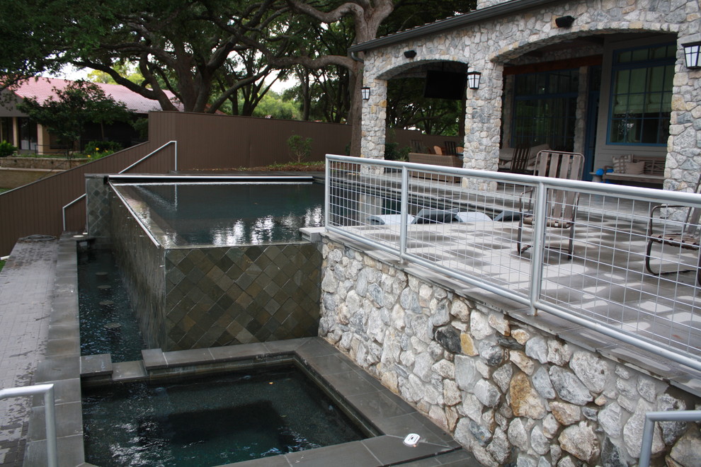 Idées déco pour une piscine à débordement et arrière moderne de taille moyenne et rectangle avec un bain bouillonnant et du carrelage.
