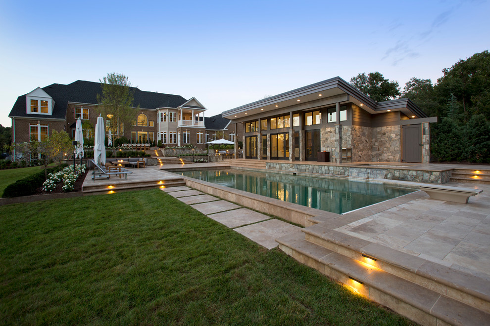 Стильный дизайн: большой бассейн на заднем дворе в классическом стиле с покрытием из каменной брусчатки - последний тренд