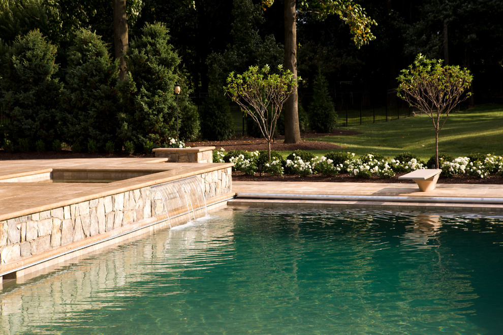 Inspiration för en stor vintage pool på baksidan av huset, med naturstensplattor
