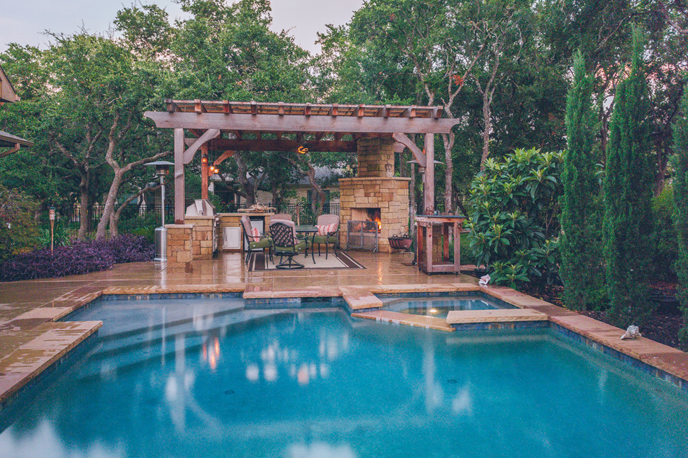 Свежая идея для дизайна: большой прямоугольный бассейн на заднем дворе в стиле модернизм с покрытием из каменной брусчатки - отличное фото интерьера