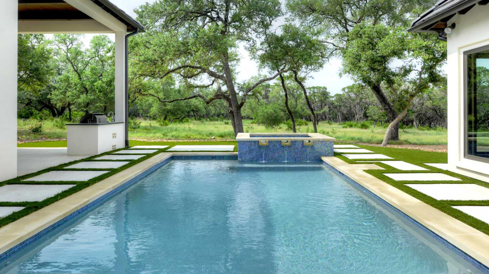 Свежая идея для дизайна: большой прямоугольный бассейн на внутреннем дворе в стиле модернизм с покрытием из бетонных плит - отличное фото интерьера